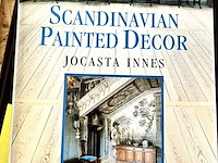 Lot 155 - scandinavian painted decor - afbeelding 1 van  7