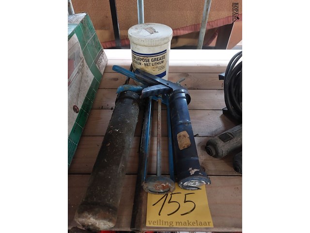 Lot 155 - silicone pistolen en multipurpose grease - afbeelding 1 van  1