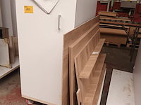Lot 155 - transportkar met inhoud