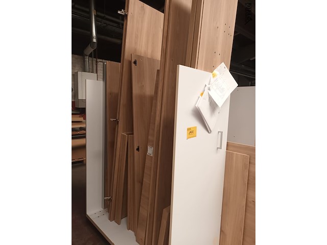 Lot 155 - transportkar met inhoud - afbeelding 2 van  5