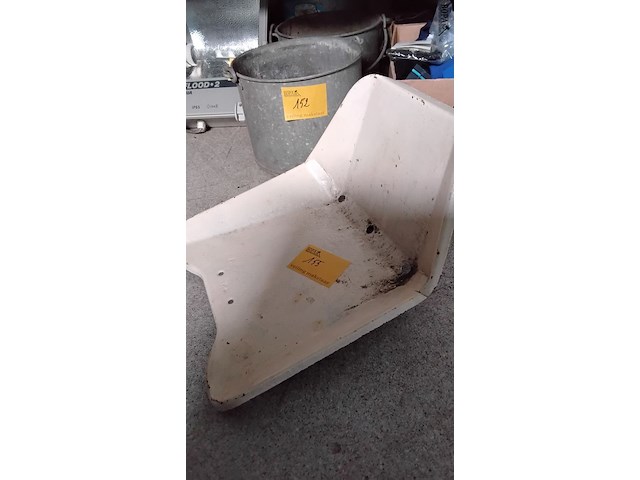 Lot 155 - vintage gietijzeren tractorzadel - afbeelding 1 van  1