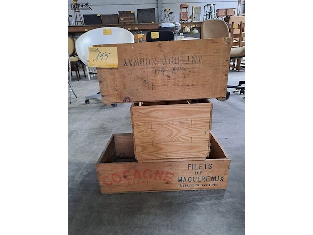 Lot 155 - vintage houten kratten - 3 stuks - afbeelding 1 van  2