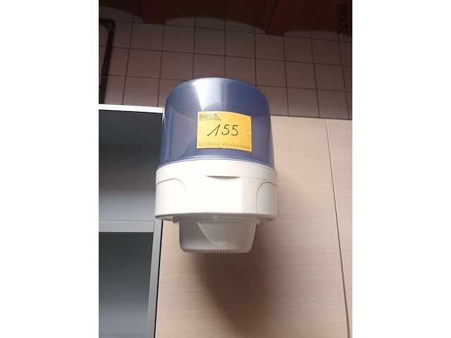 Lot 155 - zeep- en handdoekdispenser - afbeelding 1 van  3