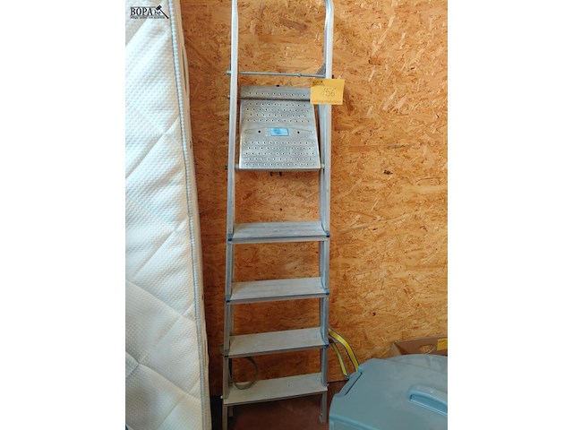 Lot 156 - aluminium ladder h 1m20 - afbeelding 2 van  3