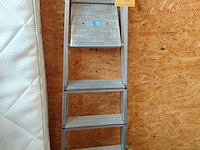 Lot 156 - aluminium ladder h 1m20 - afbeelding 2 van  3