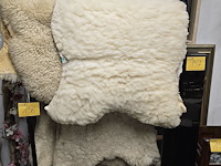Lot 156 - dikke schapenvellen 5 stuks - afbeelding 1 van  7