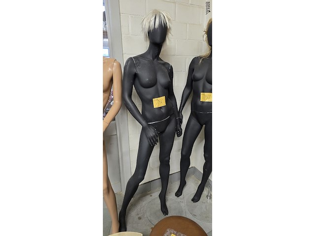 Lot 156 - etalagepop zwart op voet met pruik - afbeelding 1 van  3