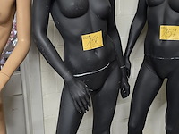 Lot 156 - etalagepop zwart op voet met pruik - afbeelding 1 van  3