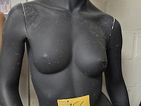 Lot 156 - etalagepop zwart op voet met pruik - afbeelding 2 van  3