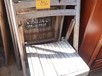 Lot 156 - houten klapstoelen met legernummer. 4 stuks - afbeelding 1 van  4