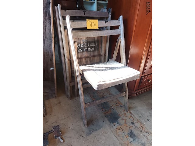 Lot 156 - houten klapstoelen met legernummer. 4 stuks - afbeelding 4 van  4