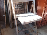 Lot 156 - houten klapstoelen met legernummer. 4 stuks - afbeelding 4 van  4