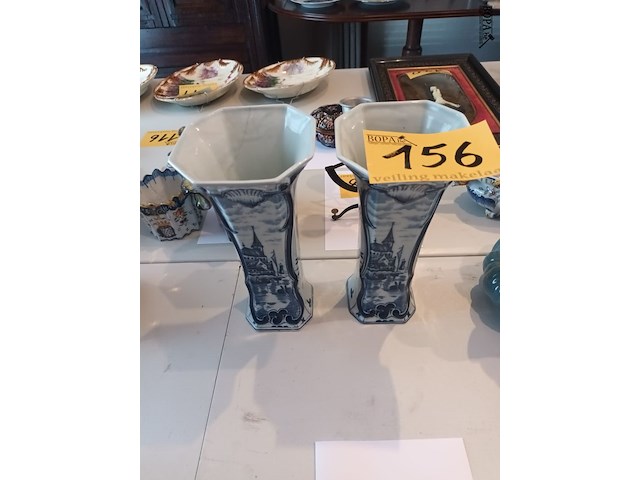 Lot 156 - koppel vazen - afbeelding 1 van  4