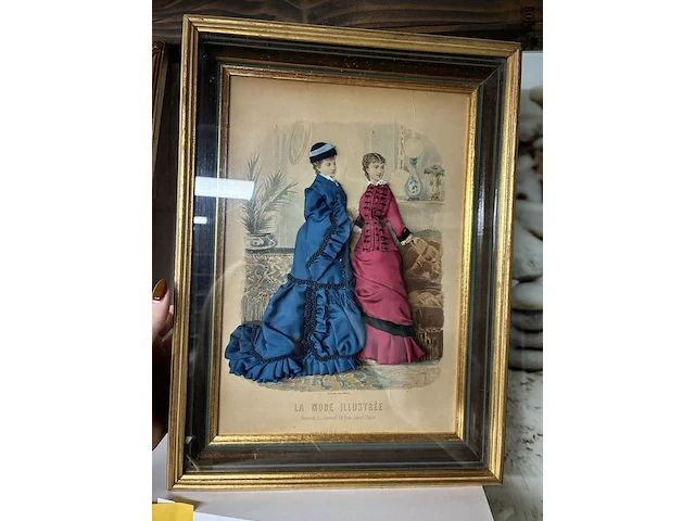 Lot 156 - modegravure in kader - afbeelding 1 van  2
