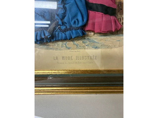 Lot 156 - modegravure in kader - afbeelding 2 van  2