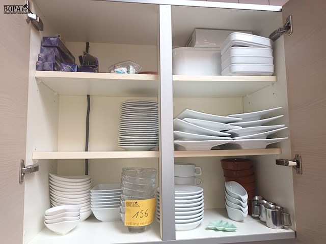 Lot 156 - servies en tafelgerei. inhoud kast - afbeelding 1 van  5