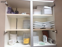 Lot 156 - servies en tafelgerei. inhoud kast - afbeelding 1 van  5