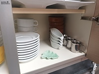 Lot 156 - servies en tafelgerei. inhoud kast - afbeelding 4 van  5