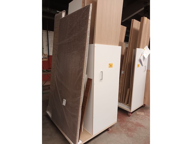 Lot 156 - transportkar met inhoud - afbeelding 1 van  2