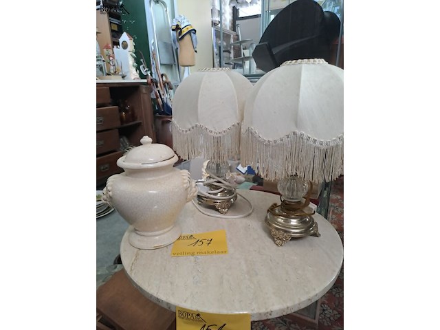 Lot 157 - duo vintage nachtlampjes met beige lampenkap en beige pot me - afbeelding 1 van  3