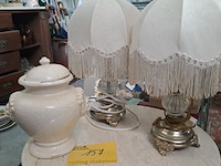 Lot 157 - duo vintage nachtlampjes met beige lampenkap en beige pot me - afbeelding 1 van  3