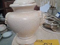 Lot 157 - duo vintage nachtlampjes met beige lampenkap en beige pot me - afbeelding 3 van  3
