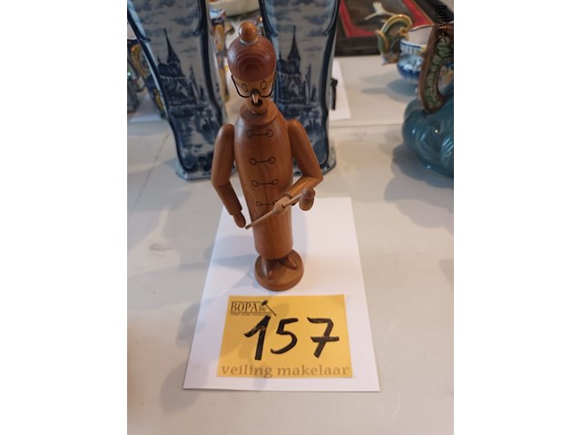 Lot 157 - houten mannetje - afbeelding 1 van  3