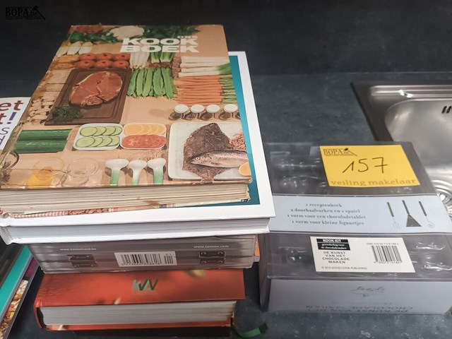 Lot 157 - kookboeken en chocolade set. 27 stuks - afbeelding 2 van  4