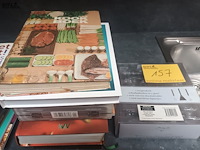 Lot 157 - kookboeken en chocolade set. 27 stuks - afbeelding 2 van  4