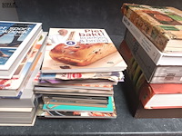 Lot 157 - kookboeken en chocolade set. 27 stuks - afbeelding 3 van  4