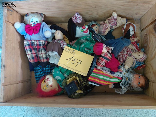 Lot 157 - lot poppen en clowns in porselein, stof en hout - afbeelding 1 van  2