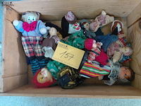 Lot 157 - lot poppen en clowns in porselein, stof en hout - afbeelding 1 van  2