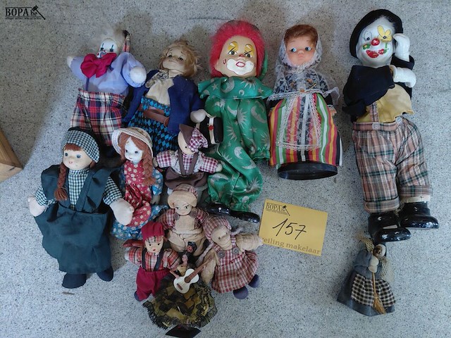 Lot 157 - lot poppen en clowns in porselein, stof en hout - afbeelding 2 van  2