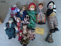 Lot 157 - lot poppen en clowns in porselein, stof en hout - afbeelding 2 van  2