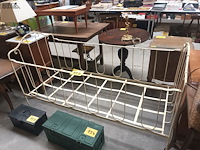 Lot 157 - metalen kinderbedje - afbeelding 1 van  4
