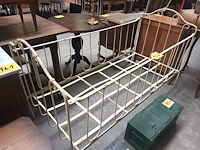 Lot 157 - metalen kinderbedje - afbeelding 2 van  4