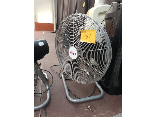 Lot 157 - metalen ventilator ralight - afbeelding 1 van  3