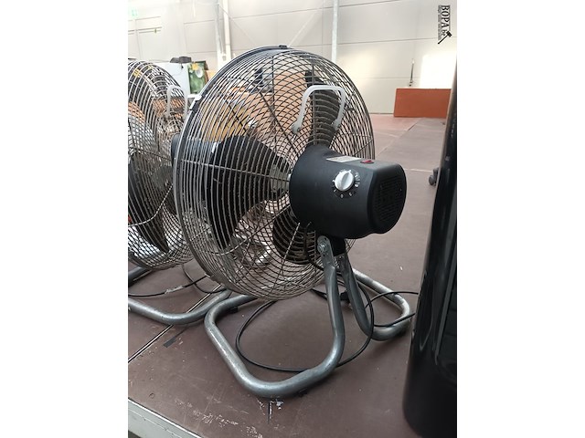 Lot 157 - metalen ventilator ralight - afbeelding 2 van  3