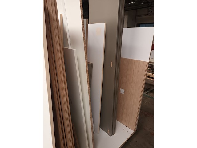 Lot 157 - transportkar met inhoud - afbeelding 1 van  2