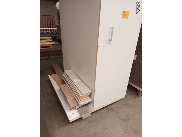 Lot 157 - transportkar met inhoud - afbeelding 2 van  2