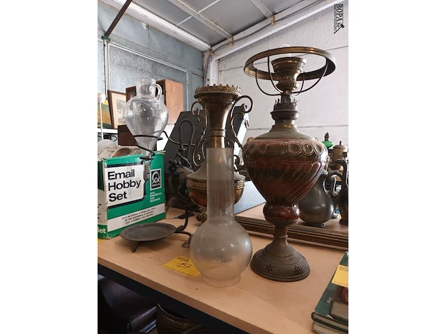 Lot 157 - vazen en lamp. 3 stuks - afbeelding 1 van  5