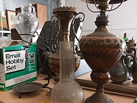 Lot 157 - vazen en lamp. 3 stuks