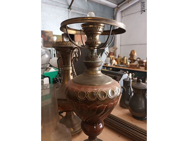Lot 157 - vazen en lamp. 3 stuks - afbeelding 2 van  5