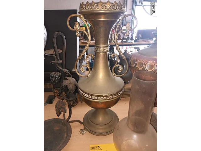 Lot 157 - vazen en lamp. 3 stuks - afbeelding 4 van  5