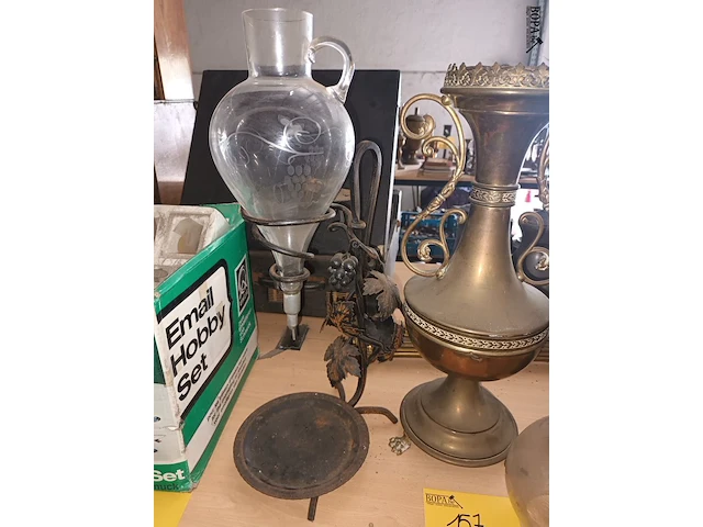 Lot 157 - vazen en lamp. 3 stuks - afbeelding 5 van  5