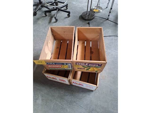 Lot 157 - vintage houten fruitkratten - 4 stuks - afbeelding 2 van  2