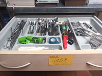 Lot 158 - bestek en keukengerei. inhoud lade - afbeelding 1 van  4