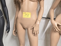 Lot 158 - etalagepop huidskleur op voet met pruik - afbeelding 1 van  3