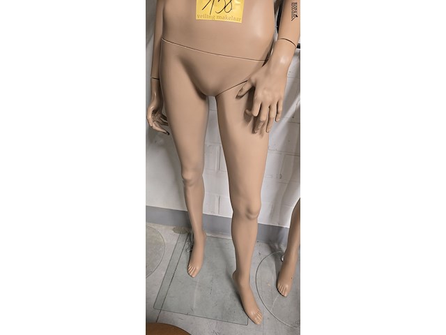 Lot 158 - etalagepop huidskleur op voet met pruik - afbeelding 3 van  3