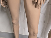 Lot 158 - etalagepop huidskleur op voet met pruik - afbeelding 3 van  3